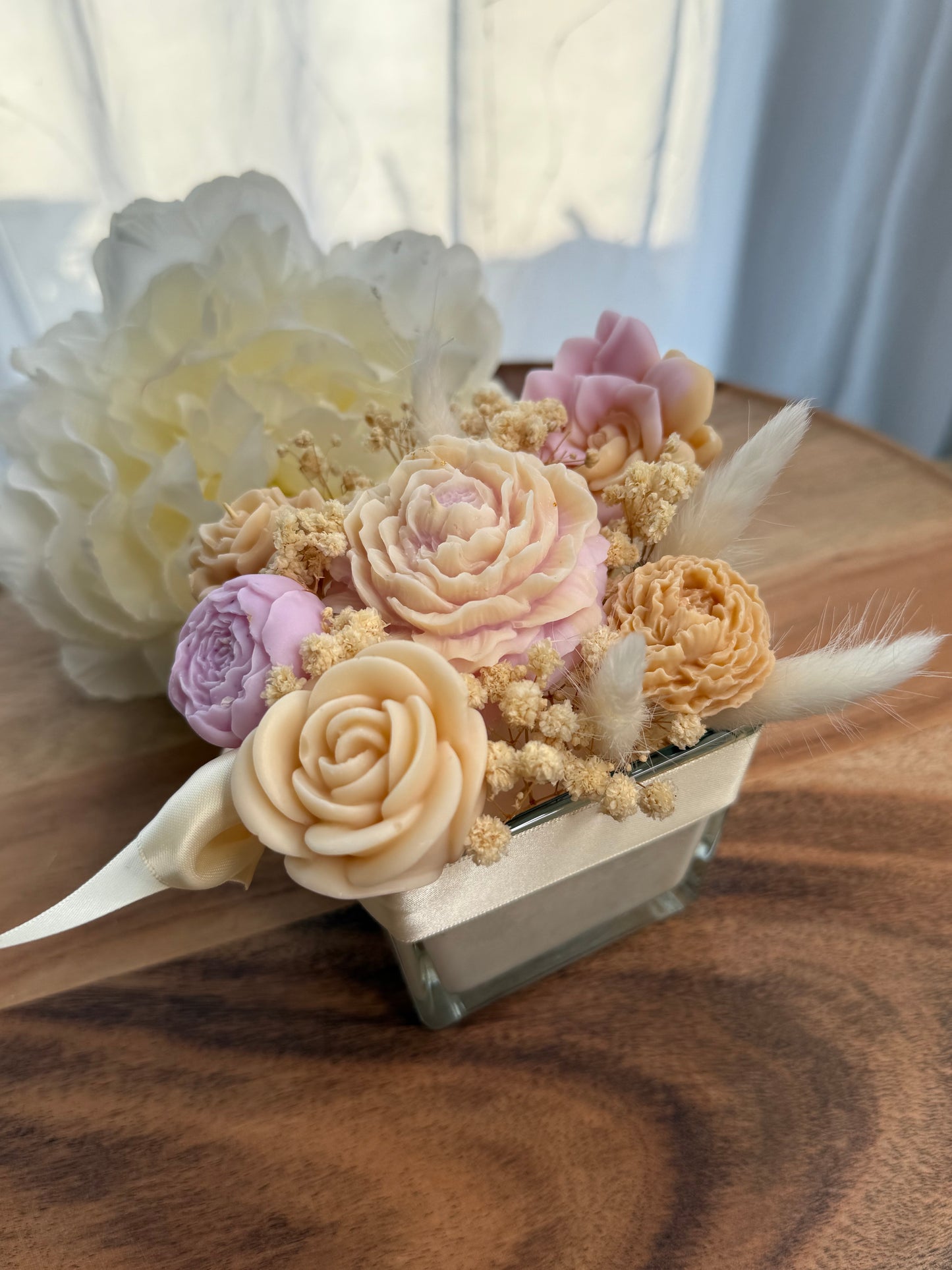 Bougie 2 en 1 Inès - Un Bouquet Floral qui Révèle Votre Côté Féminin