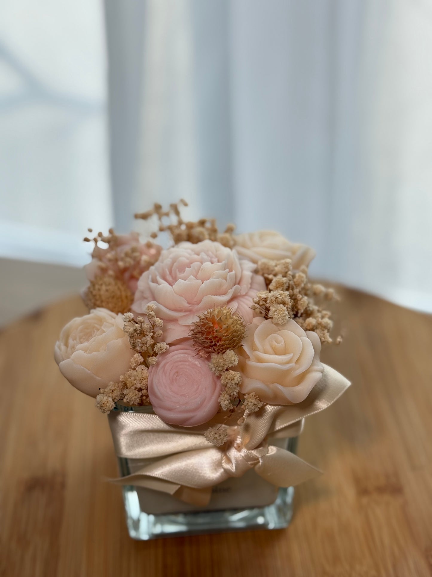 Bougie 2 en 1 – Pivoine | 280 g | Cire de soja & fondants parfumés | Modèle unique fait main