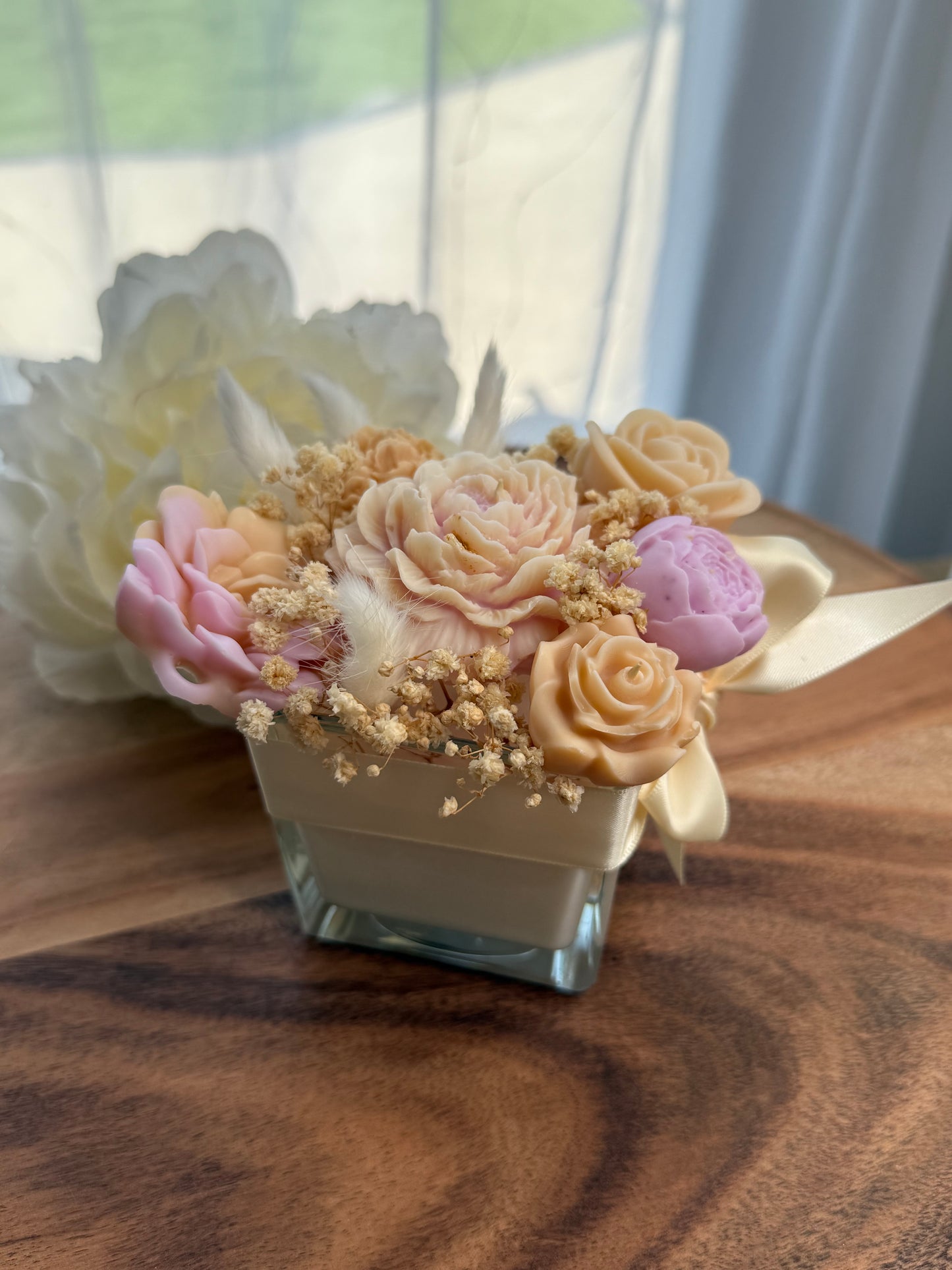 Bougie 2 en 1 Inès - Un Bouquet Floral qui Révèle Votre Côté Féminin