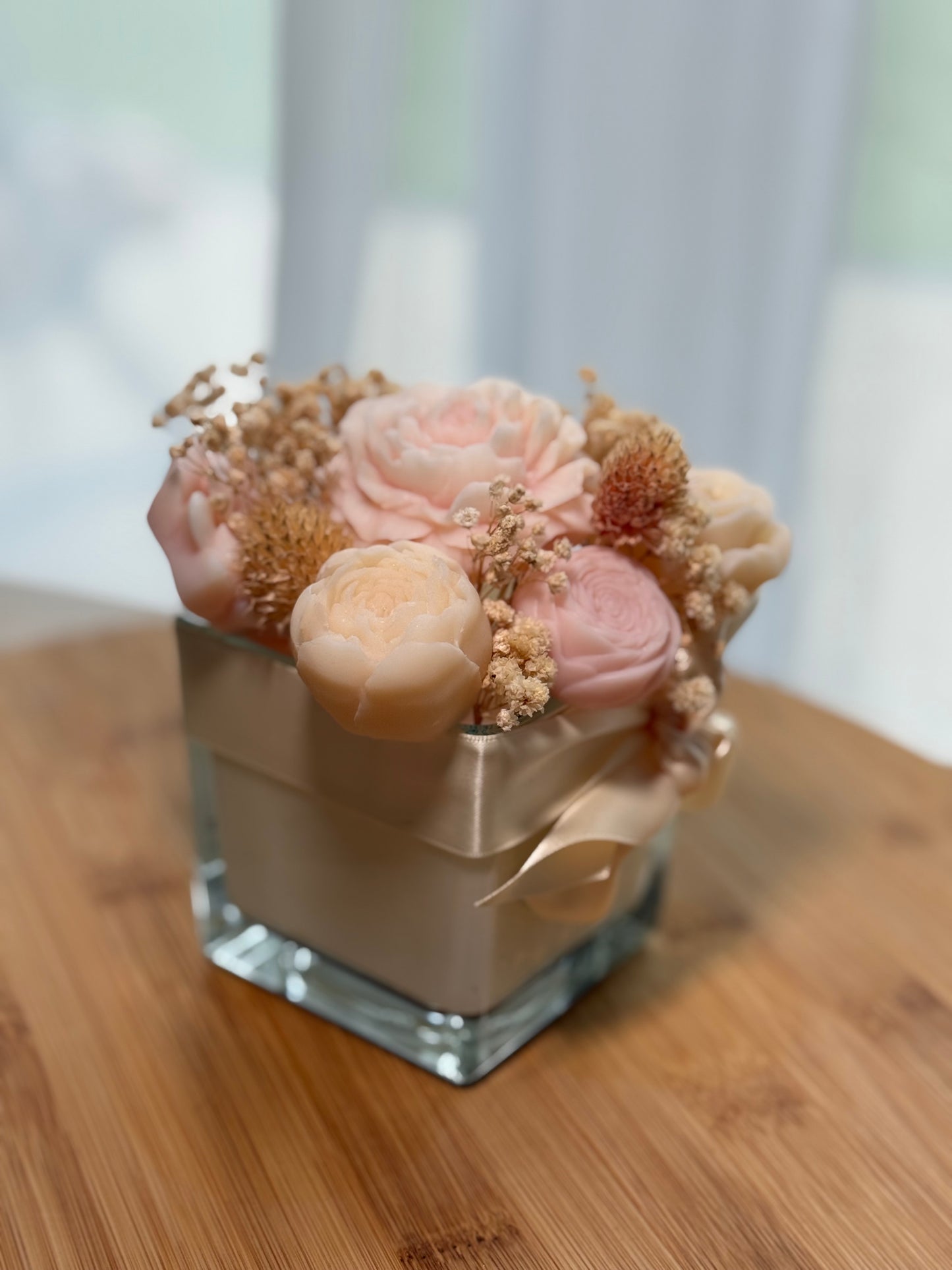 Bougie 2 en 1 – Pivoine | 280 g | Cire de soja & fondants parfumés | Modèle unique fait main