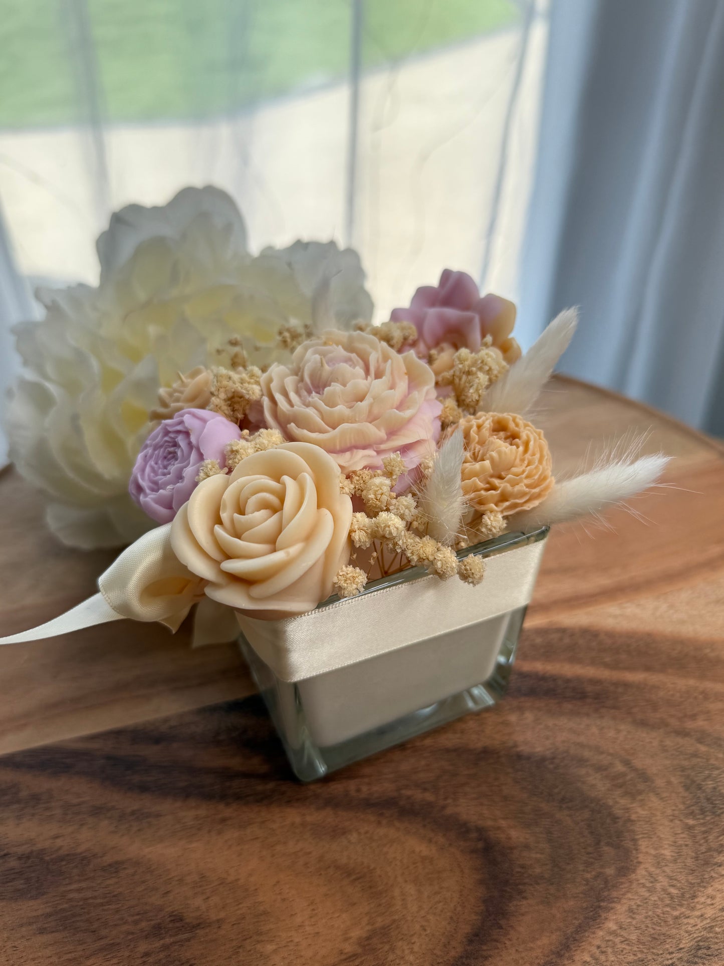 Bougie 2 en 1 Inès - Un Bouquet Floral qui Révèle Votre Côté Féminin