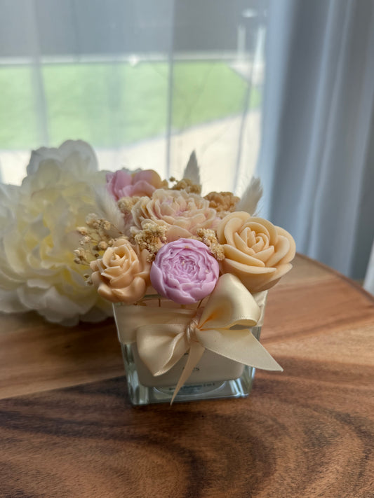 Bougie 2 en 1 Inès - Un Bouquet Floral qui Révèle Votre Côté Féminin