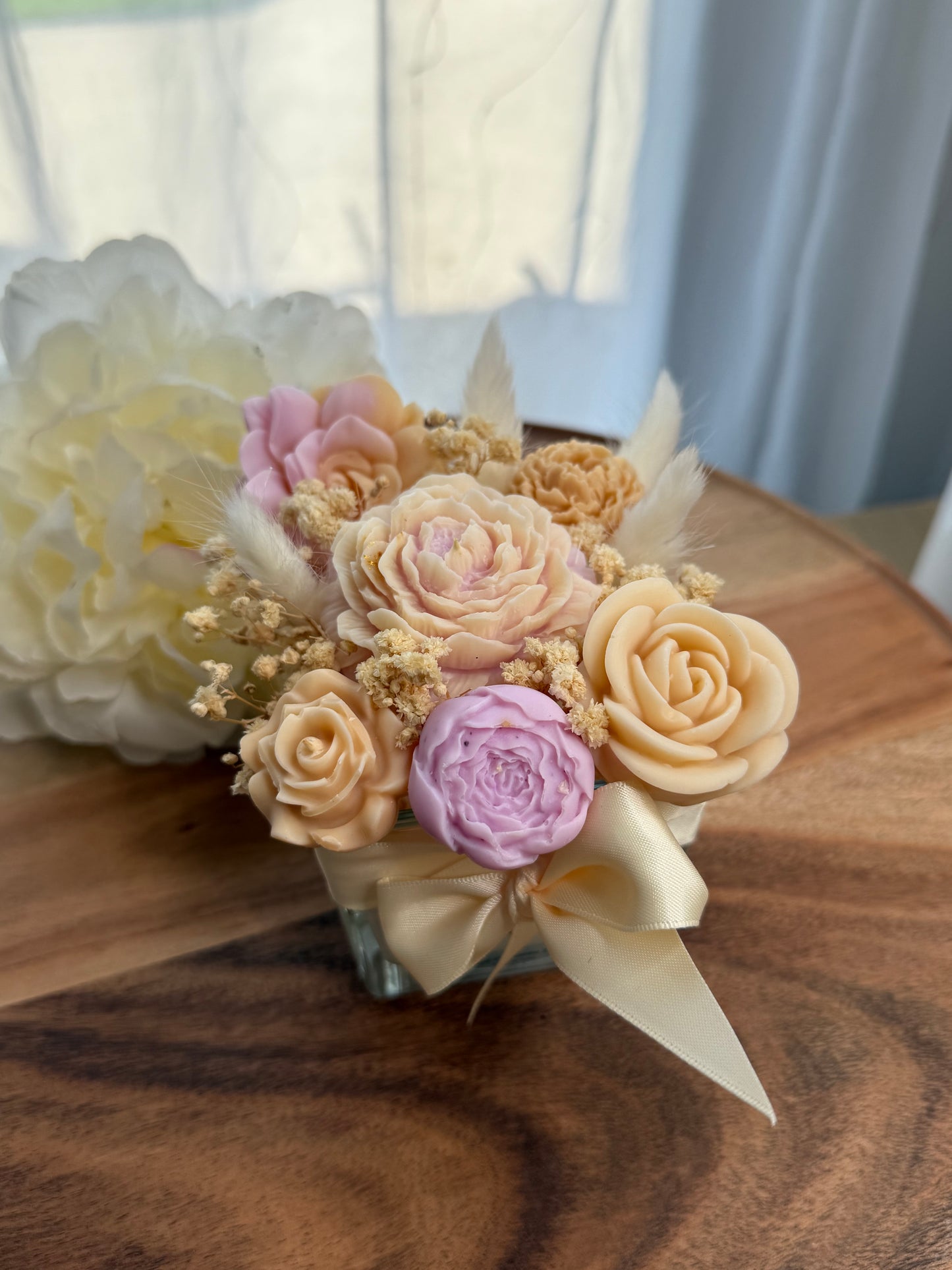 Bougie 2 en 1 Inès - Un Bouquet Floral qui Révèle Votre Côté Féminin
