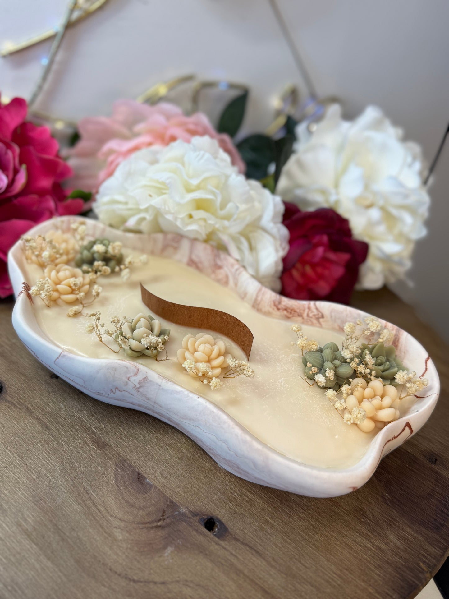 Bougie Éphémère Pêche Monoï – Un Voyage Ensoleillé Entre Terre et Mer