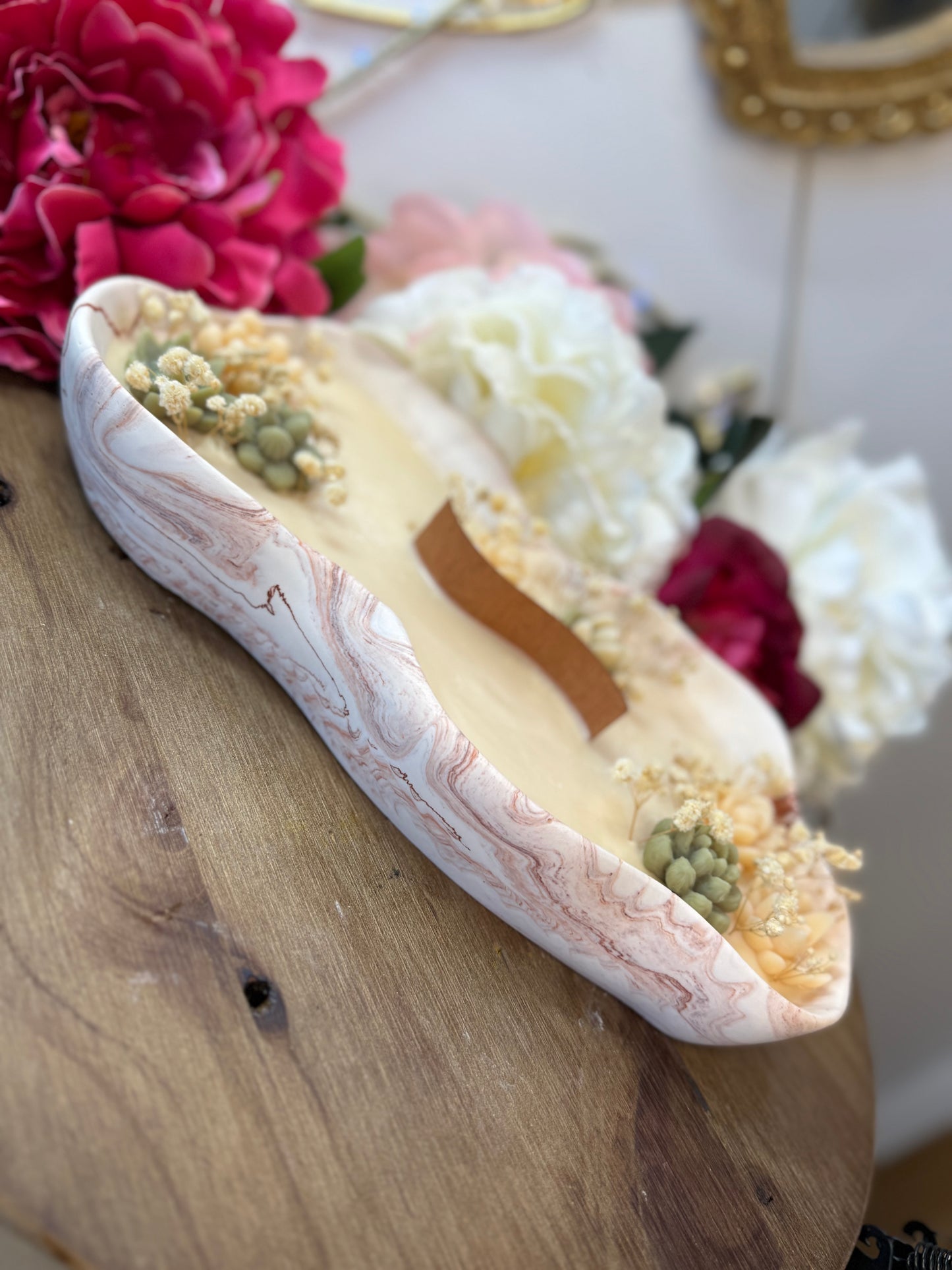 Bougie Éphémère Pêche Monoï – Un Voyage Ensoleillé Entre Terre et Mer
