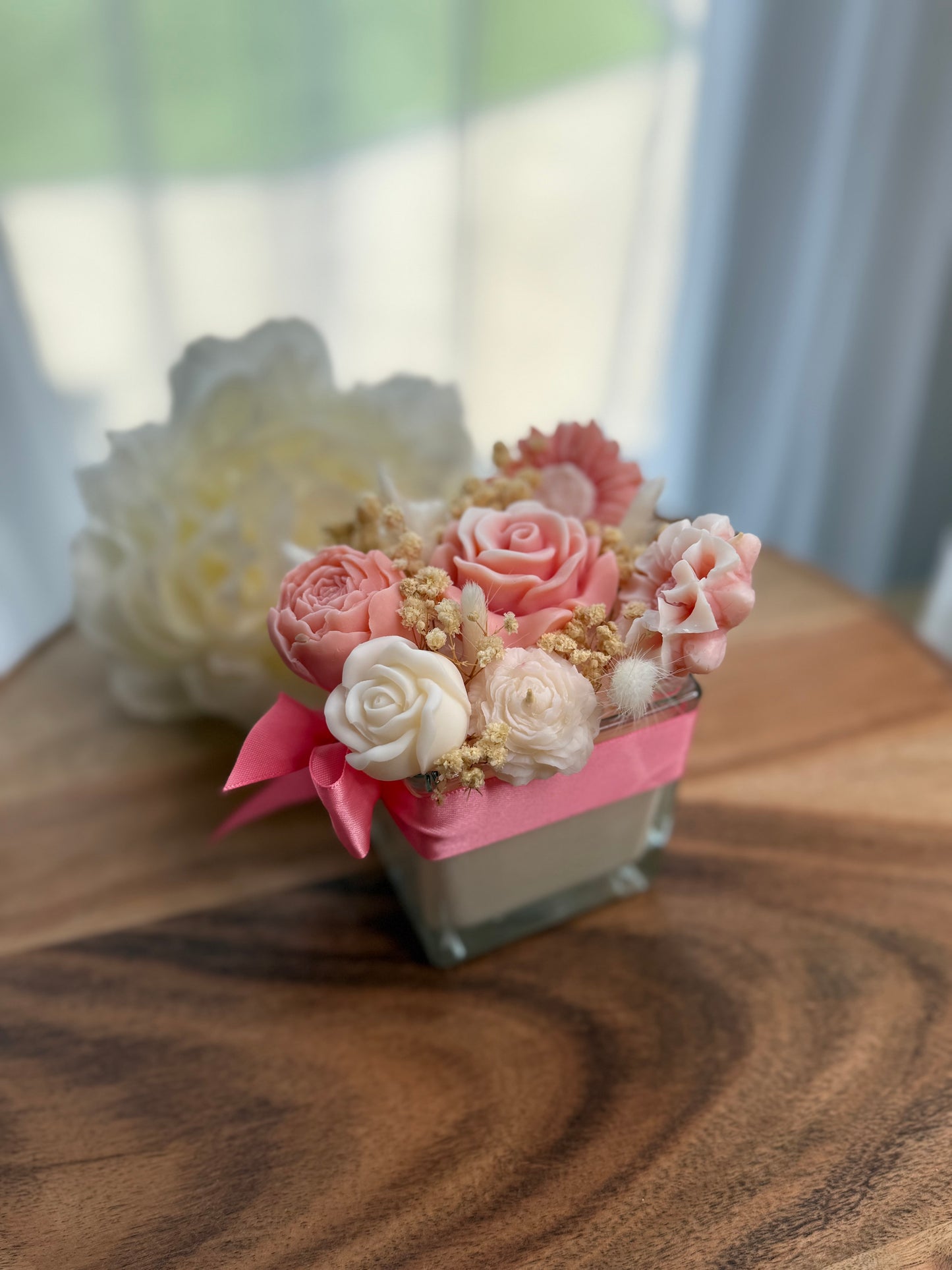 Bougie 2 en 1 Ornella - Un Bouquet Fleuri pour une Évasion Sensuelle